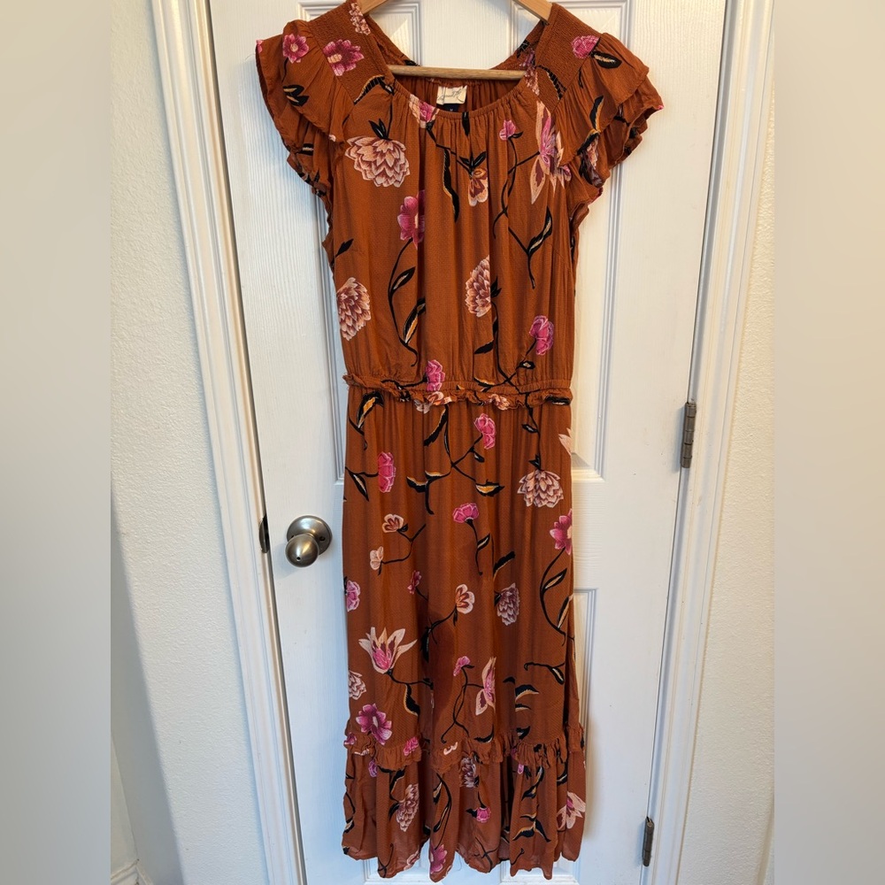 Universal Thread Floral Maxi Dress Medium
Pit to pit: 20”
Length: 49”